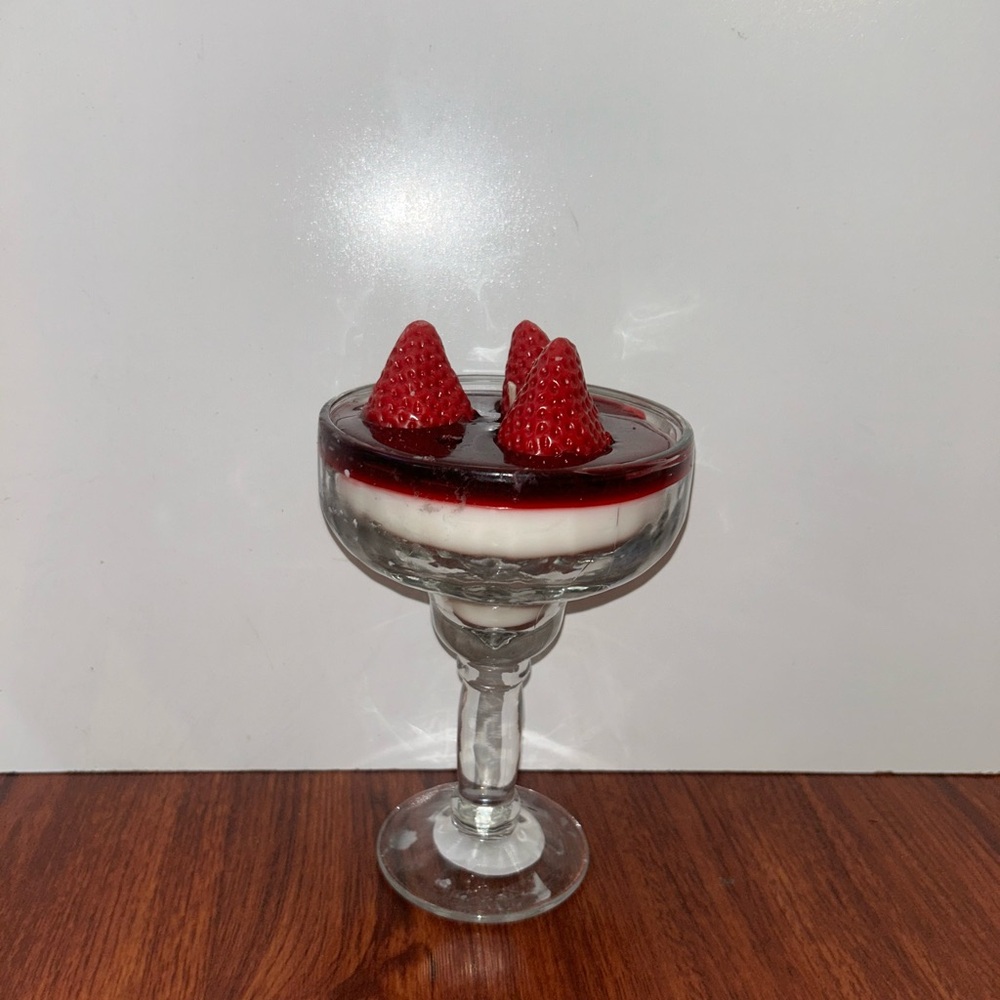Strawberry shortcake Dessert Coupé Gel Candle with an elegant fragrance